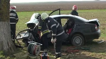 Un şofer din Tulcea a adormit la volan: Maşina s-a izbit violent de un copac