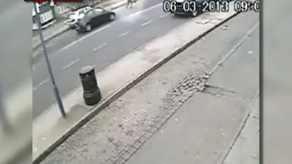 O fetiţă a scăpat cu viaţă după ce a fost lovită de o maşină şi aruncată sub un autobuz VIDEO
