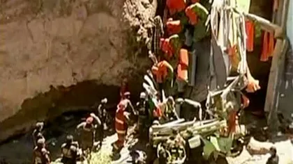 TRAGEDIE în Peru. Un autobuz cu peste 50 de pasageri a căzut într-o prăpastie, ucigând 26 de oameni