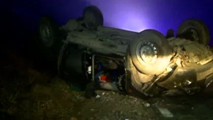 Accident spectaculos în Tulcea. Un şofer s-a izbit cu maşina de un copac, apoi s-a răsturnat VIDEO