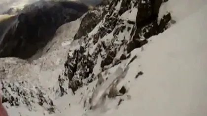 Reacţia unui alpinist în momentul în care cade într-o PRĂPASTIE: 