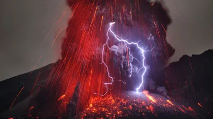Un fenomen natural misterios: Fulgerele din timpul erupţiilor vulcanice FOTO
