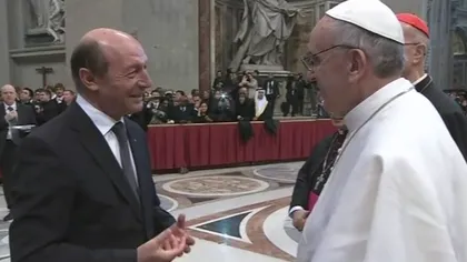 Fotografie istorică: Traian Băsescu a dat mâna cu Papa Francisc, la Vatican FOTO VIDEO