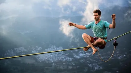 Curaj sau nebunie: Un cascador merge pe sârmă la SUTE DE METRI în aer, deasupra oraşului Rio VIDEO