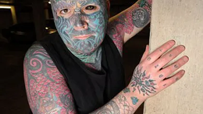 Un bărbat şi-a tatuat peste 80% din suprafaţa corpului, inclusiv un glob ocular