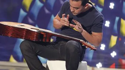 PREMIERĂ la ROMÂNII AU TALENT: Un tânăr are un mod inedit de a cânta la chitară
