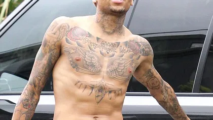 GEST OBSCEN: Chris Brown, cu mâna între picioare în faţa paparazzilor FOTO