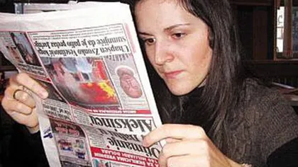 Lumea cu susul în jos: O tânără NU poate citi ziarul decât invers. Vezi de ce FOTO