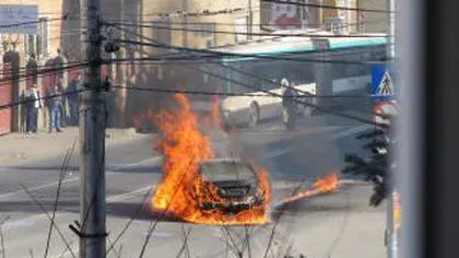 Un Mercedes a luat foc pe o stradă din centrul Clujului VIDEO