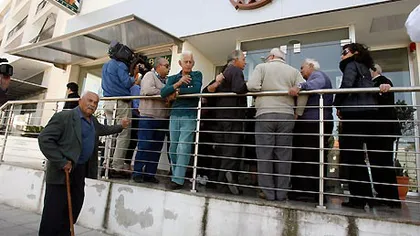 Băncile din Cipru s-au deschis pentru 6 ore. Cozile la bancomat, formate din zeci de oameni VIDEO