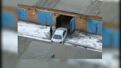 FUNNY: Câte manevre face o femeie pentru a parca o maşină în garaj VIDEO