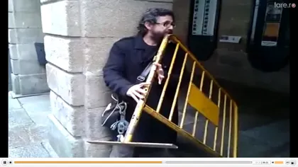 Un om a transformat un gard în instrument muzical. Vezi cum cântă VIDEO
