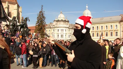 Clujenii au realizat cel mai mare Harlem Shake din lume. 3.000 de oameni au dansat în stradă VIDEO