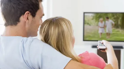 Românii bat recordul în ceea ce priveşte timpul petrecut în faţa televizorului