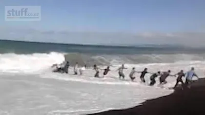 Induioşător: Un copil este salvat din valuri învolburate cu ajutorul unui LANŢ UMAN VIDEO