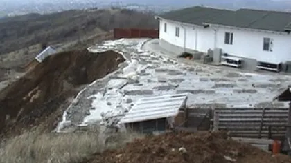 Mănăstirea Cornu, în pericol de prăbuşire din cauza unei alunecări de teren