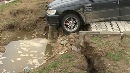 Un şofer şi-a găsit maşina în parcare aproape înghiţită de pământ VIDEO