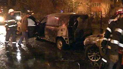Două maşini au ars într-o parcare din cartierul Tei, din Bucureşti. Cauza a fost un scurtcircuit