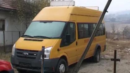 Scandal pe microbuzul şcolar din Gorj. Copiii,obligaţi să meargă pe jos la şcoală, kilometri întregi