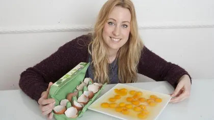 Unul la UN CVINTILION: O britanică a nimerit un carton cu O DUZINĂ de ouă cu gălbenuş dublu