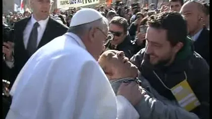 Gest emoţionant: Papa Francisc a coborât din jeep pentru a binecuvânta bolnavii din Piaţa Sf. Petru
