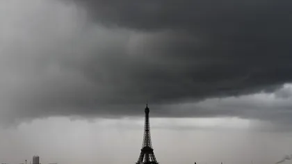 Ce n-a văzut Parisul. Fenomen extrem de rar, surprins de un fotograf amator în capitala Franţei