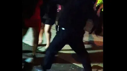 Şocant: Un poliţist a fost surprins în timp ce POCNEA o femeie peste faţă VIDEO