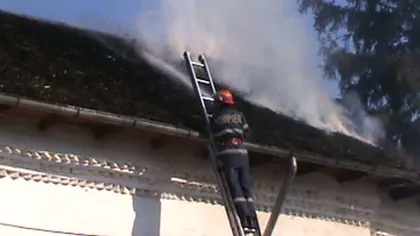 Acoperişul bisericii din Ştefăneşti, Argeş, cuprins de flăcări din cauza credincioşilor VIDEO