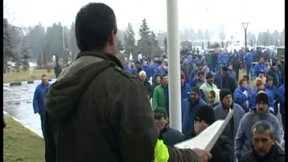 A treia zi de proteste la Oltchim Râmnicu-Vâlcea. Salariaţii au blocat din nou DN 64 VIDEO