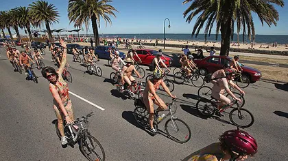 Cel mai paşnic protest: Australienii au pedalat DEZBRĂCAŢI împotriva maşinilor GALERIE FOTO