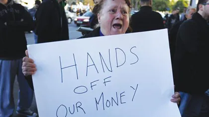 Haos în Cipru: Populaţia a intrat în panică, îşi retrage economiile şi continuă să protesteze