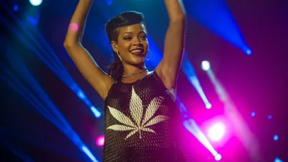 Rihanna, în chiloţi pentru a susţine o cauză umanitară FOTO