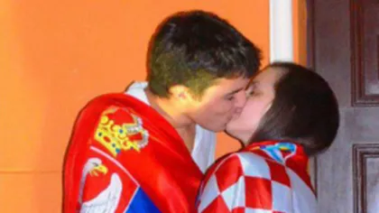 Cel mai CURAJOS sărut: Cum au reuşit doi tineri să ajungă un SIMBOL