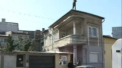 Evacuare cu scandal. Un bărbat s-a urcat pe acoperişul casei şi a ameninţat că îşi dă foc VIDEO