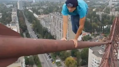 Spiderman există! Imagini incredibile cu tânărul care escaladează poduri şi clădiri FOTO VIDEO