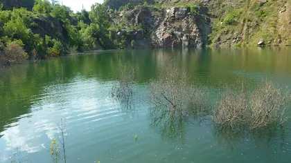 Un lac întins pe cinci hectare şi cu o adâncime de 60 de metri a apărut în Hunedoara VIDEO