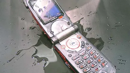 Cum să salvezi telefonul mobil dacă l-ai scăpat în apă