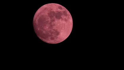 Fenomen astronomic inedit: Luna Roz, vizibilă, joi, din România, a coincis cu o eclipsă lunară
