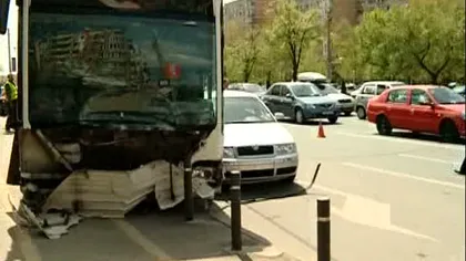 Accident în Capitală: Un şofer RATB a făcut preinfarct. Autobuzul a ajuns pe trotuar FOTO şi VIDEO