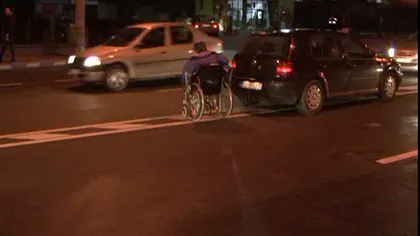 Accident în Suceava. Şoferii dau vina pe un cerşetor în scaun cu rotile care mergea pe stradă VIDEO