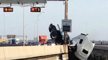 Accident spectaculos în Virginia. Un camion a rămas suspendat pe un pod VIDEO