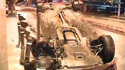 Un şofer grăbit din Capitală s-a izbit de refugiul de tramvai şi s-a răsturnat cu maşina VIDEO