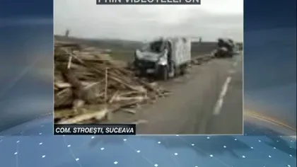 TRAGEDIE în Suceava: Lemnele dintr-un TIR s-au prăbuşit peste o maşină. O persoană a murit VIDEO