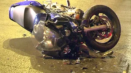 Doi tineri, răniţi după ce motocicleta pe care se aflau a fost lovită de o maşină VIDEO