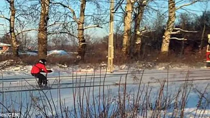 Pe schiuri cu viteza trenului: Un tânăr legat de ultimul vagon a făcut pârtie din calea ferată VIDEO