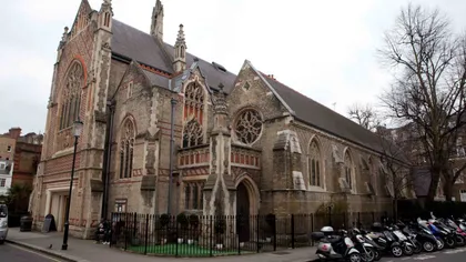 Aţi locui într-o biserică? Un lăcaş de cult din Londra, transformat într-o casă luxoasă FOTO