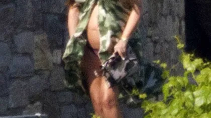 Kim Kardashian şi-a descoperit burtica de gravidă: Surprinsă în costum de baie, în Mykonos FOTO