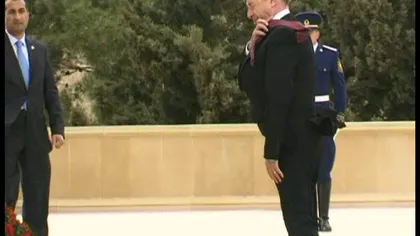 Băsescu, împotriva vântului. Ce a păţit preşedintele în timpul unei vizite în Azerbaidjan VIDEO