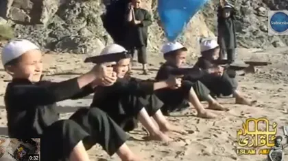 VIDEO cutremurător: Copii de 5 ani care mânuiesc mitraliere şi carabiniere