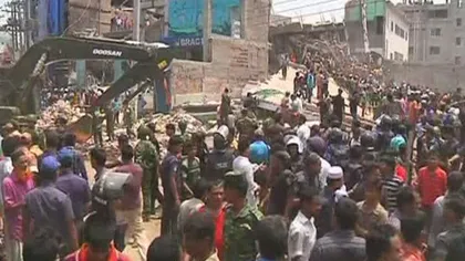 Tragedie în Bangladesh: Un bloc cu 8 etaje s-a prăbuşit, făcând 87 de morţi şi 700 de răniţi VIDEO